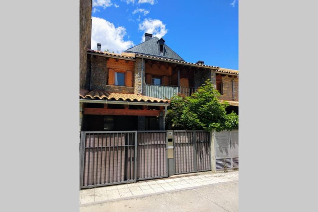 Casa Arce Villa บีเอสกัส ภายนอก รูปภาพ